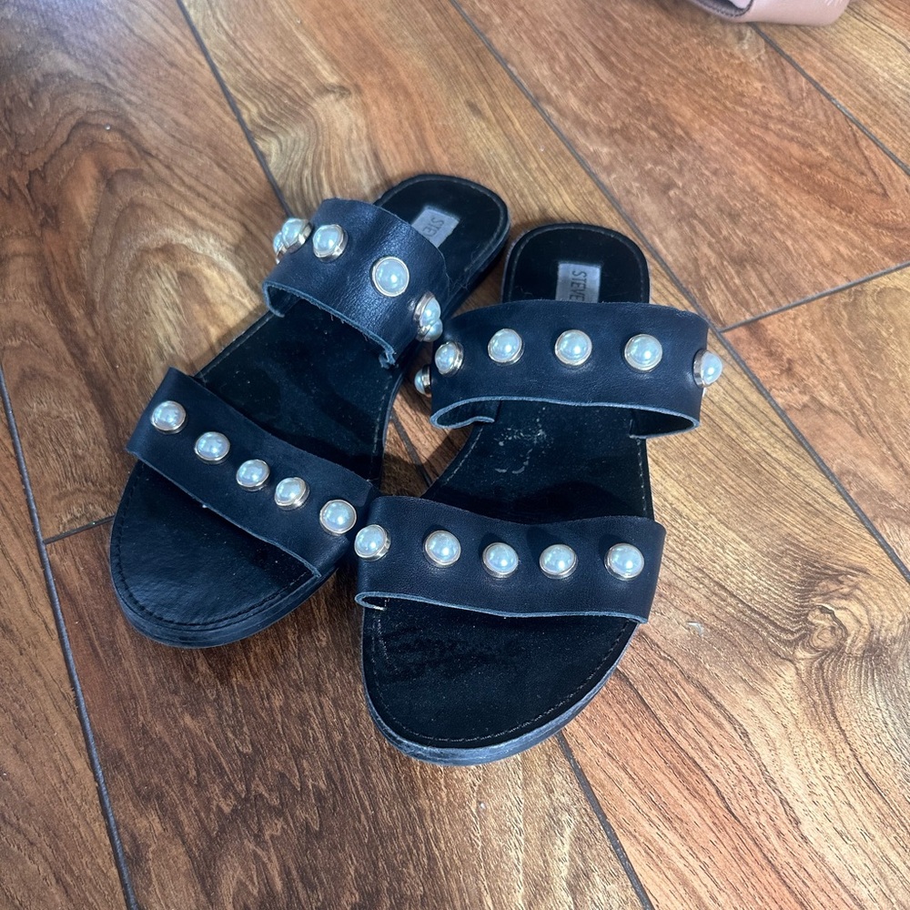 STEVE MADDEN SANDALS WITH PEARLS!